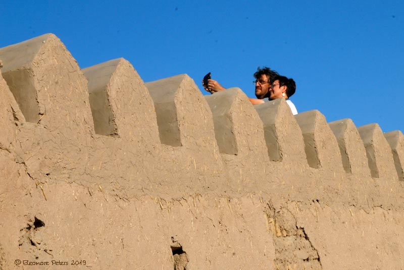 Häupter auf der Stadtmauer von Khiwa in Usbekistan
