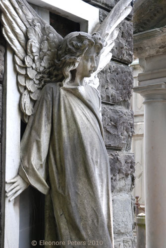 Florenz Engel vor einer Grabestür