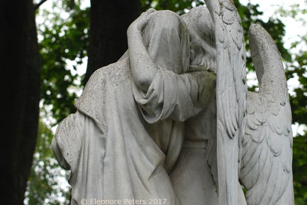 Tröstender Engel Friedhöfe am Hallischen Tor Berlin