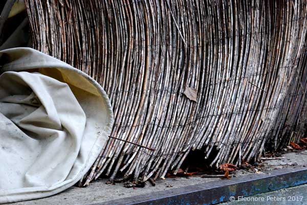 Strohmatte mit Stoffmatte gerollt