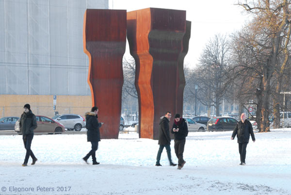 Vor der Pinakothek der Monderne, München
