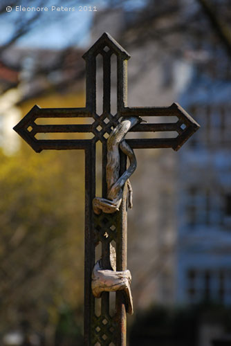 Kreuz mit Holz verwachsen