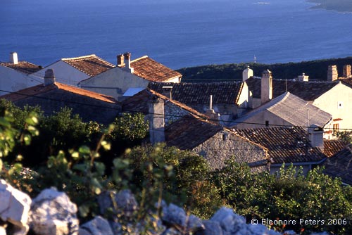 Kleines Dorf am Meer