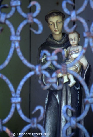 Figur eines Franziskanermönchs in einer Kastensäule