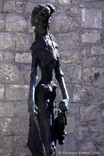 Bronzefigur einer Geigerin