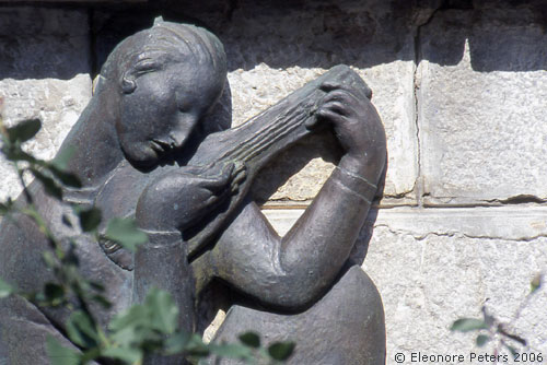 Bronzefigur einer Lautenspielerin