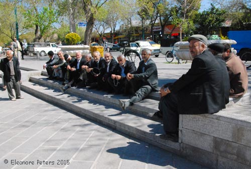 Vor dem Eingang der Freitagsmoschee in Qazvin