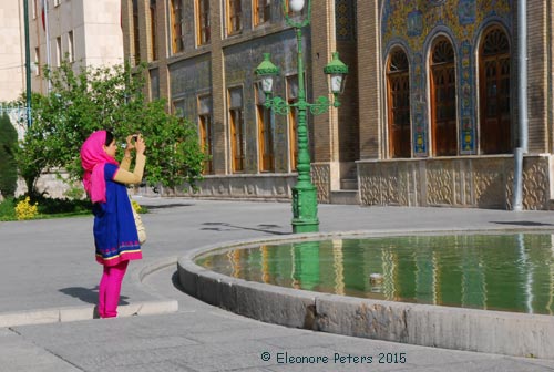 Touristin am Golestan-Palast