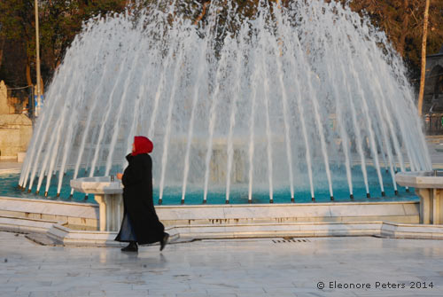 Frau vor Springbrunnen