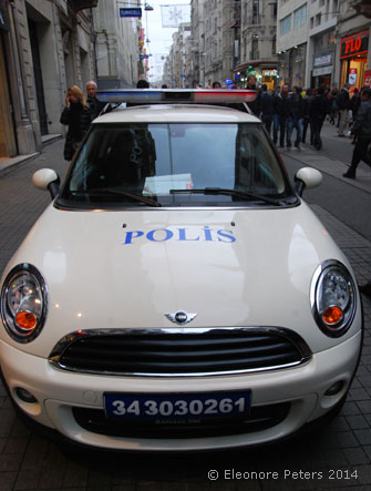 Polis, kleines Polizeifahrzeug