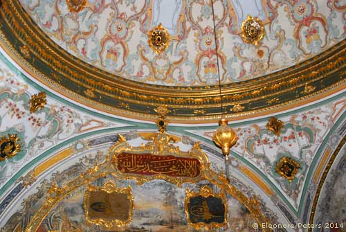 Prunkdecke im Topkapi Palast in Istanbul