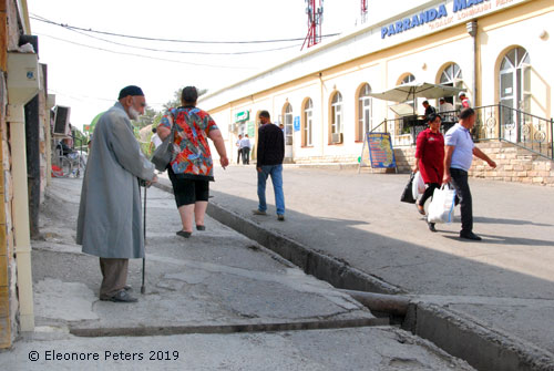 Vor den Markthallen in Samarkand