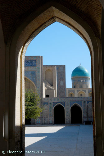 Blick vom Iwa der Kalon-Medrese über den Hof zum Eingangsiwan