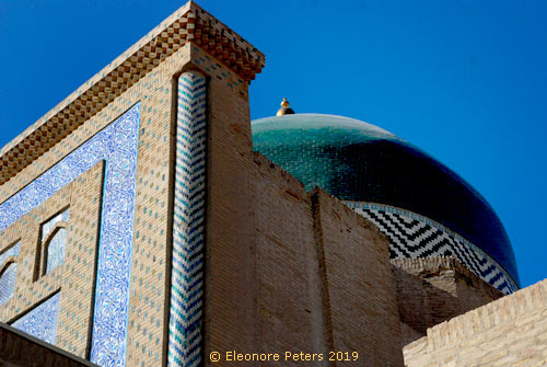Iwan und Kuppel des Pakhlavan-Makhmud-Mausoleums