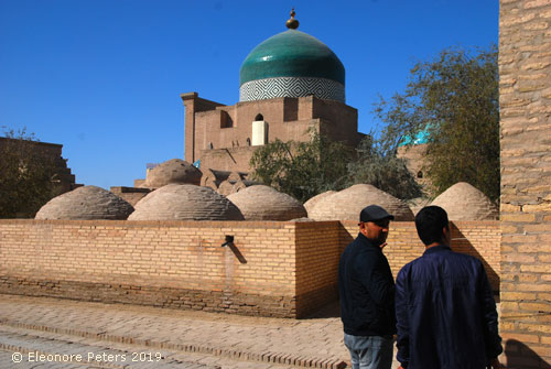 Nekropole hinter dem Pakhlavan-Makhmud-Mausoleum