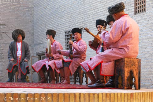 Theaterstück begleitet von traditionellen Instrumenten