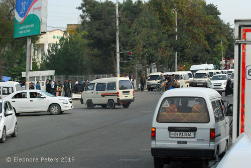 Autoverkehr Usbekistan Richtung Kirgistan