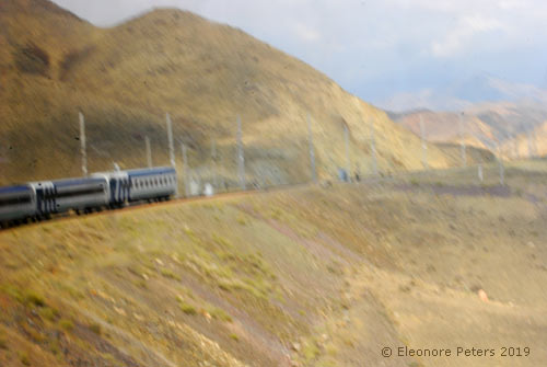 Zugfahrt durch die Berge in das Ferganatal