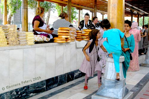Kinder spielen im Basar in Samarkand