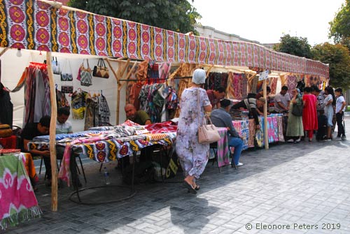 Stand mit bunten Stoffen