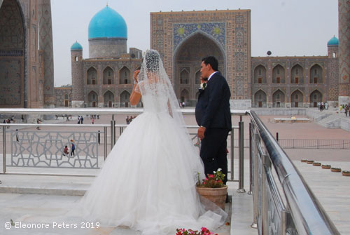 Brautpaar auf dem Registan-Platz in Samarkand