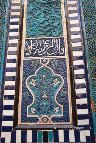 Detail von Fliesen eines Mausoleumseingangs
