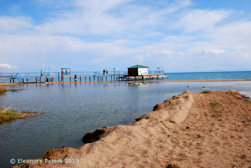 Issyk-Kul See im Hochgebirge Kirgisistan Badesteg