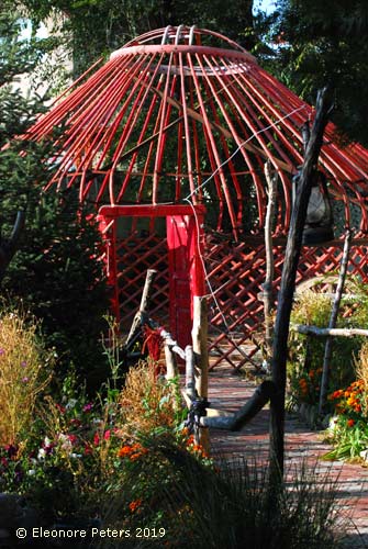 Grundgerüst einer Jurte im Garten