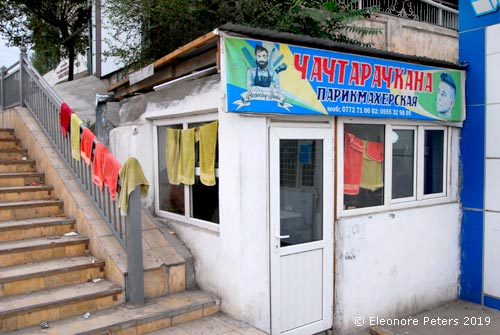 Friseurladen an einer Brücke