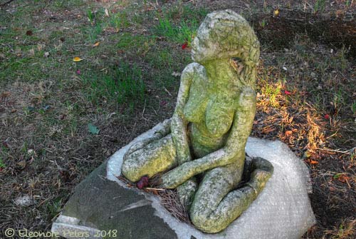 Sitzende unter Bäumen