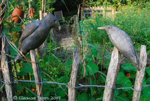 Plastiken: schwatzene Vögel