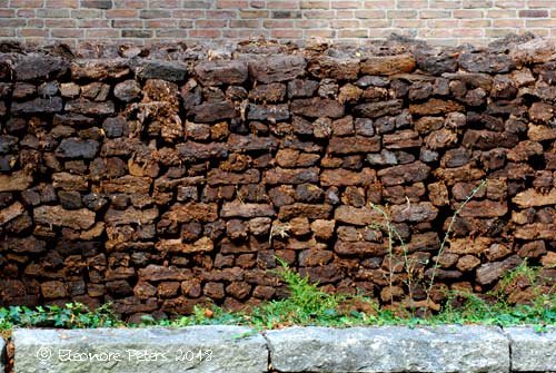 Torf im Museumshof