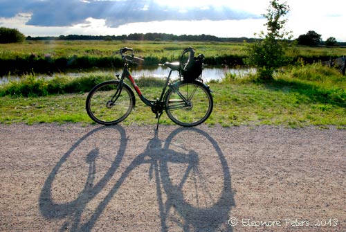 Fahrrad am Moorkanal im Gegenlicht