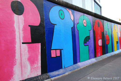 Farbenfrohe Köpfe an der East Side Gallery
