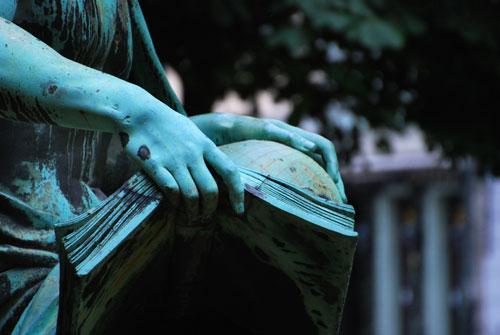 Buch und Weltkugel Denkmal