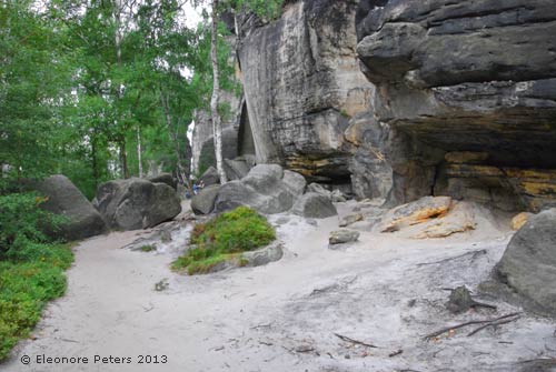 Felsen über feinem Sand