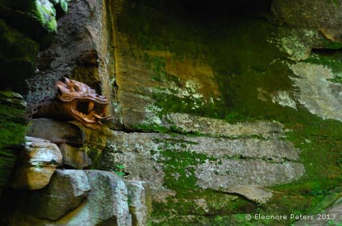 Drachen an der Steilwand der Klamm