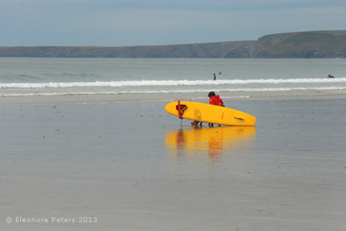 Newquay Strand mit gelbem Surfbrett