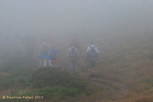 Wandergruppe im Nebel
