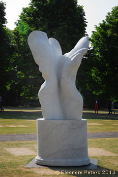Zwei Körper Marmor-Skulptur im Park vor der Kathedrale in Salisbury