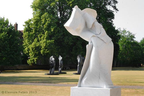 Skulptur abstrakt wei Marmor