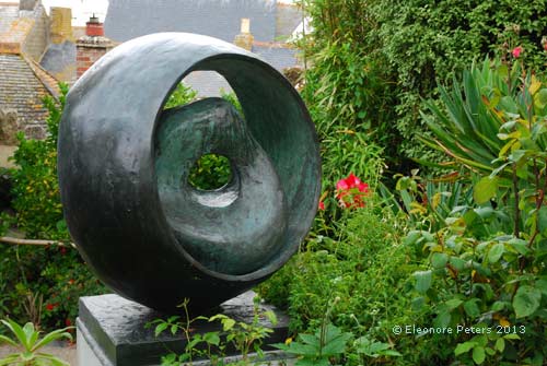 Im Garten der Künstlerin Barbara Hepworth