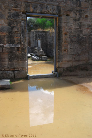 Kirchenruine in Olympia mit Pfütze