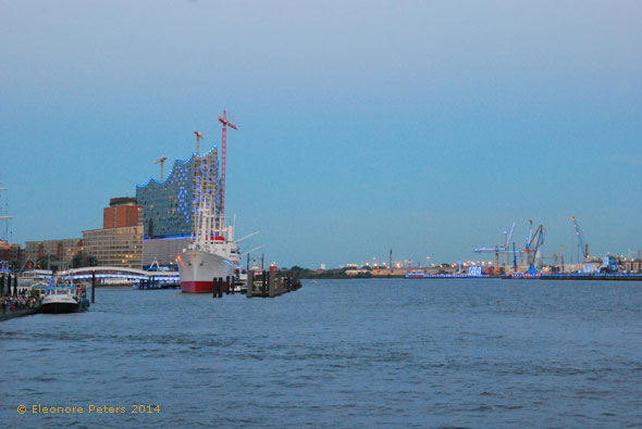 Hafen mit Elbphilharmonie