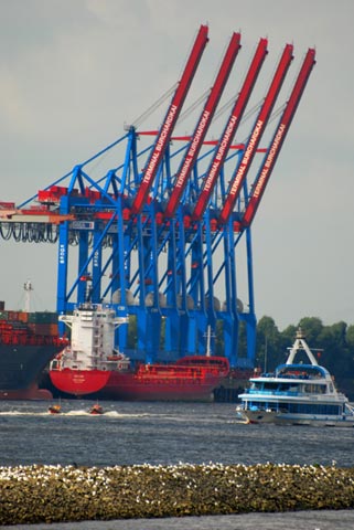 Elbe, Kräne für Schiffsent- und -beladungen