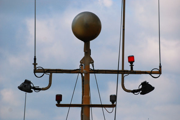 Elbe, rote Lampe am Schiffsgestänge