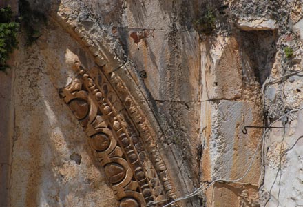 Verzierung an altem Torbogen