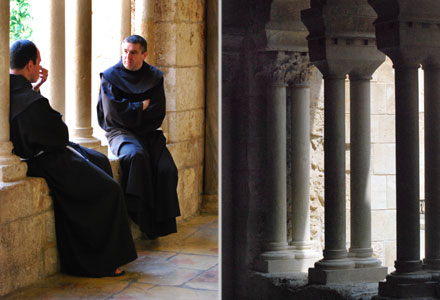 Mönche in der Geburtskirche in Bethlehem