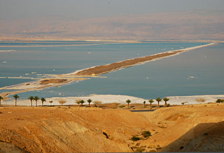 Becken zur Salzgewinnung im Toten Meer
