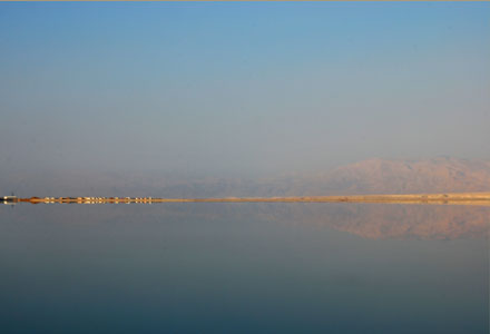 Streifen im Toten Meer